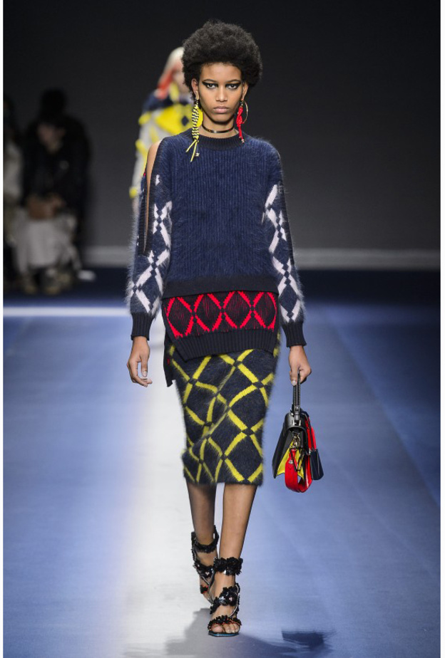 ألوان راقية منها فاتحة ومنها غامقة لإطلالة متعدّدة الألوان من loewe