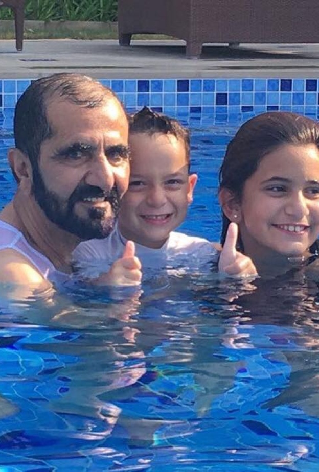 الشيخ محمد بن راشد يستمتع بالسباحة برفقة ابنته الجليلة وابنه زايد