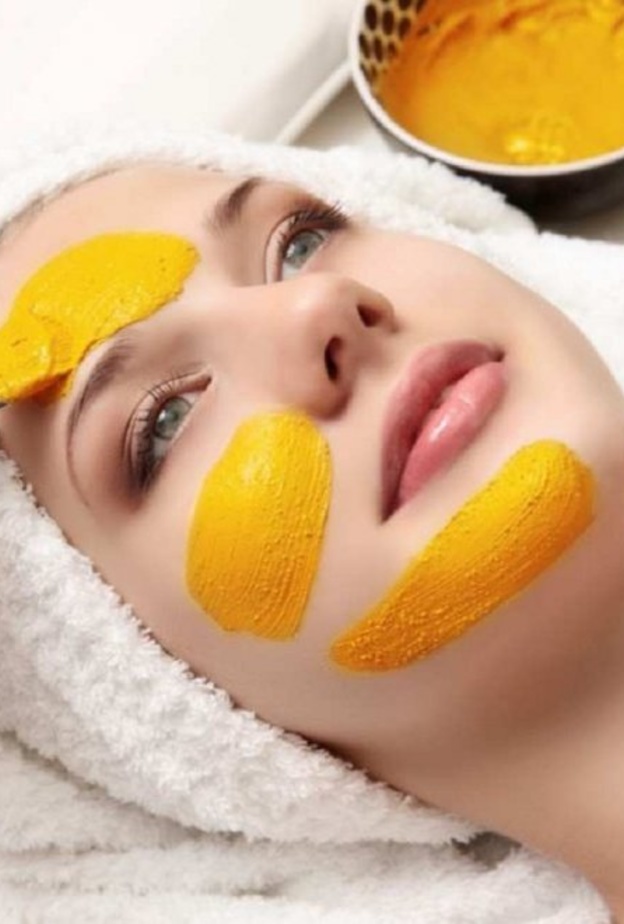 الكركم والعسل قناع مفيد للعروس
