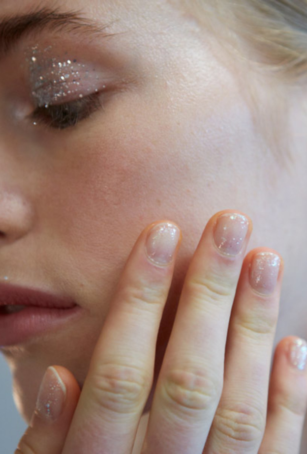 الغليتر الذهبي مع درجات البنفسجي