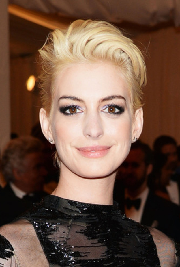 تسريحات شعر كاري من اختيار آن هاثاواي ‏Anne Hathaway‏ ‏ مع احمر الشفاه القوي