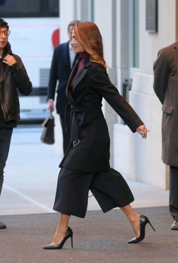 الملكة رانيا تعود لارتداء موضة البرمودا الواسع مع المعطف الاسود.