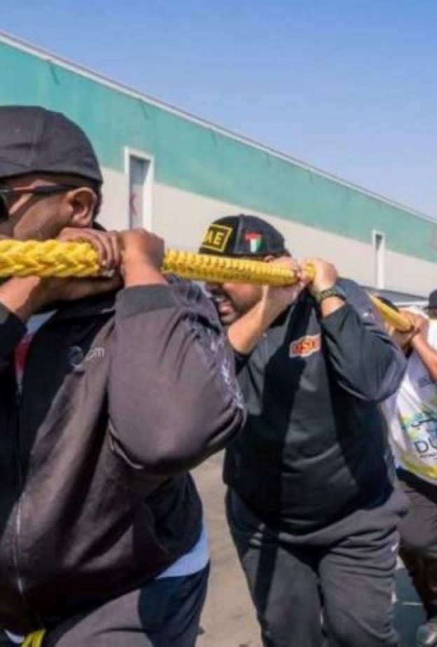 فريق شرطة دبي المؤلف من 56 فردًا ، سحبوا الطائرة العملاقة لأكثر من 100 متر