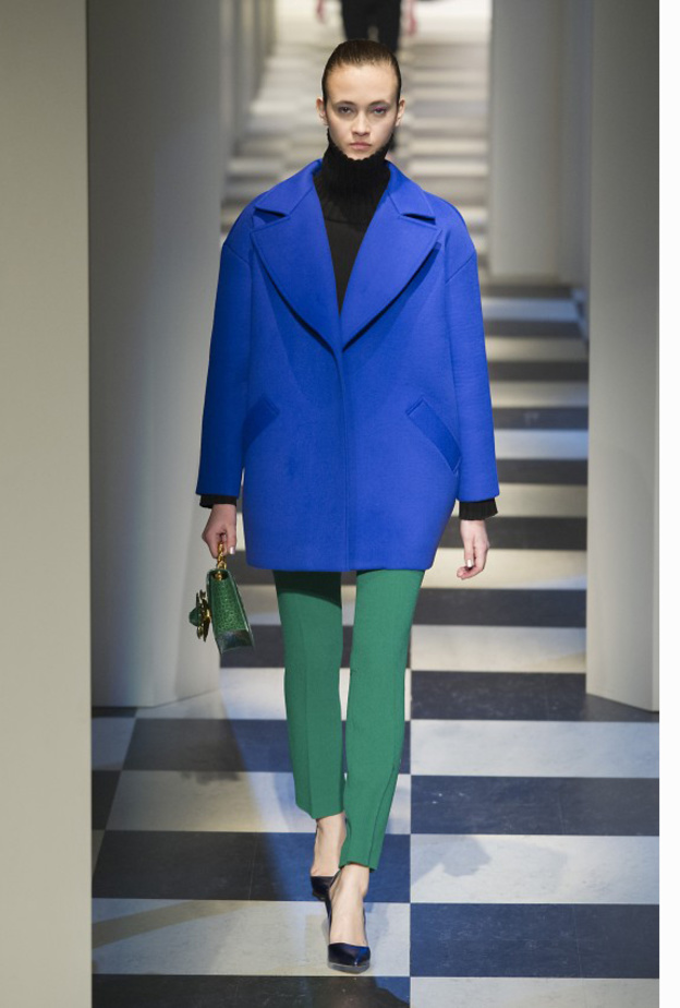 من تنسيقات اوسكار دي لارنتا للمعاطف الملوّنة