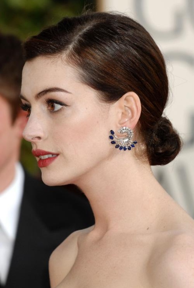 آن هاثاواي ترتدي أقراط فان كليف أند أربلز في حفل الغولدن غلوب