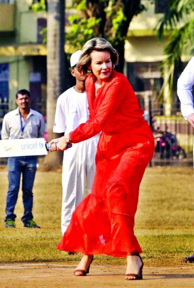 الملك فيليب و الملكة ماتيلد لعبا الكريكيت