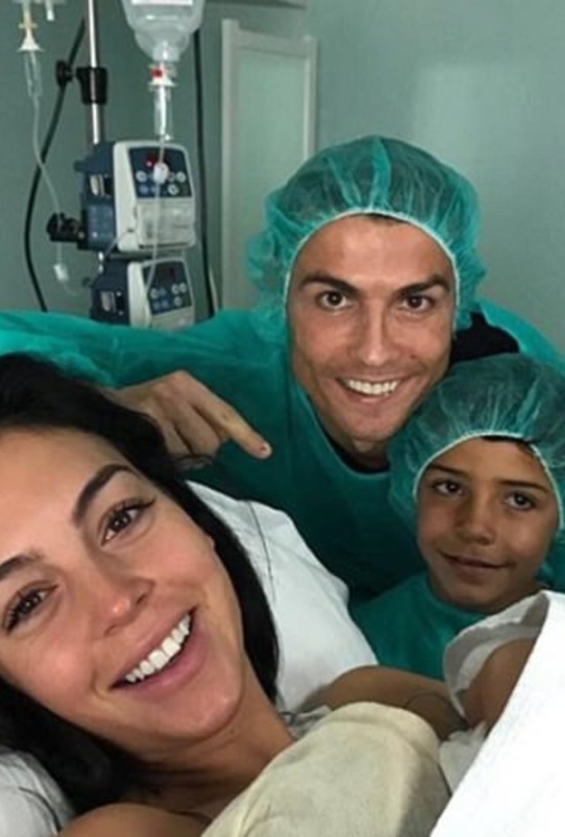 كريستيانو رونالدو يصف الأبوة بأنها تجربة مذهلة