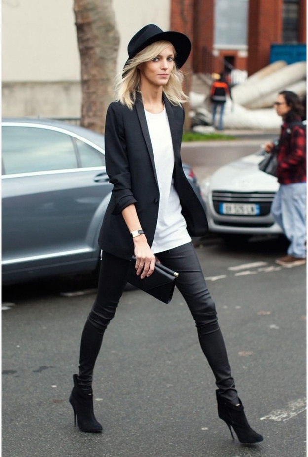 اعتمدي اطلالة شبابية مميزة بتنسيقك لبنطلون جلد أسود مع حذاء من دون كعب وتوب بتصميم عصري