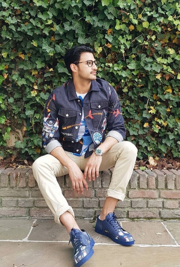 أيمن بإطلالة شتوية