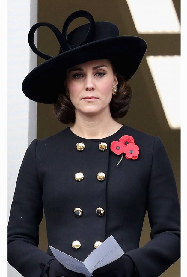 كيت ميدلتون تطل على المنصة الملكية باللون الاسود