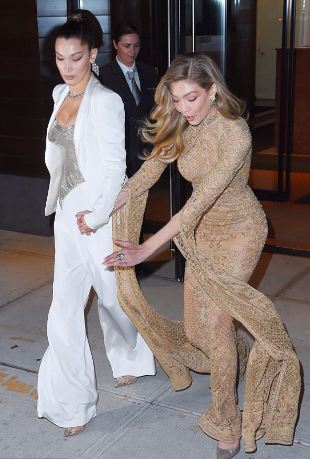 جيجي حديد Gigi Hadidتكاد تسقط ارضاً