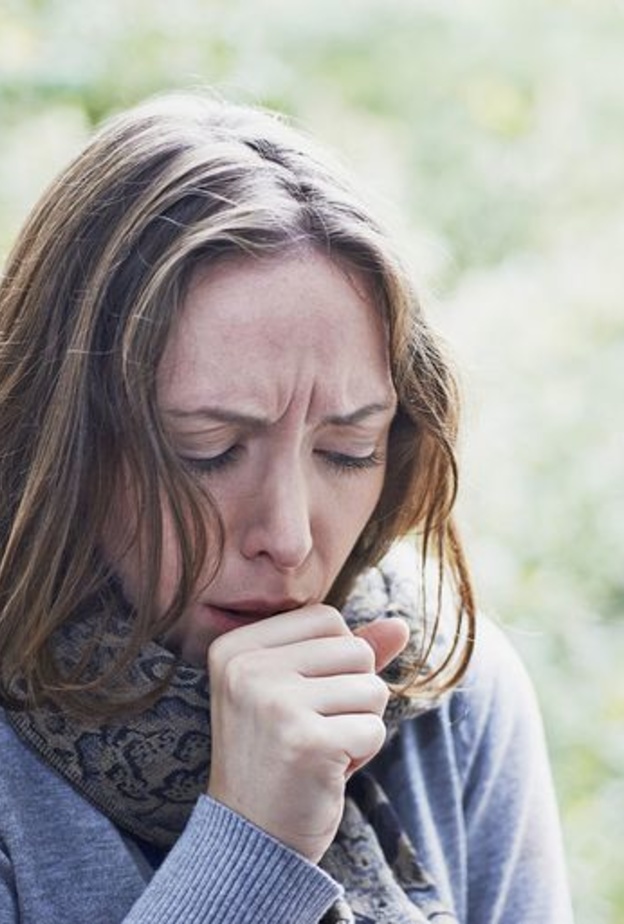 السعال أبرز أعراض التهاب الشعب الهوائية