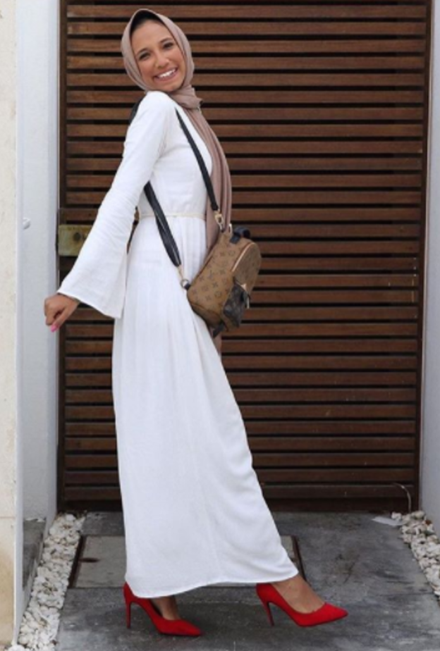 ندى ندير تجمع الجينز بالأبيض.