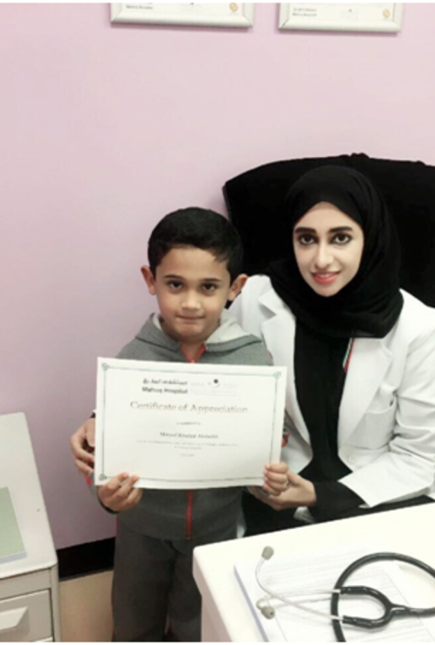 الدكتورة مع الطفل مايد الشحي الذي التزم بالحمية السكرية من قسم السكري وغدد الأطفال المفرق