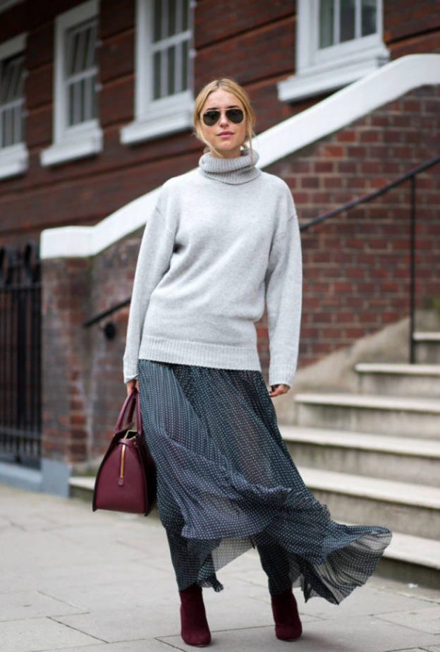 البلوفر الفضفاض يبدو مثالي مع التنورة الضيقة