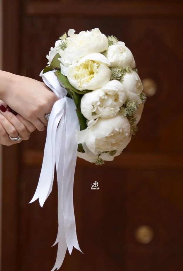 رؤى تهتم بكل تفاصيل العروس في تصويرها.