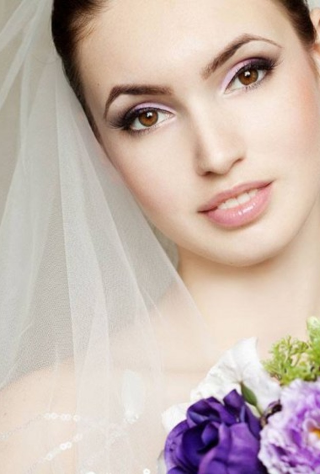 يمكنك استخدام الفازلين لإزالة الصمغ المثبت للرموش الاصطناعية