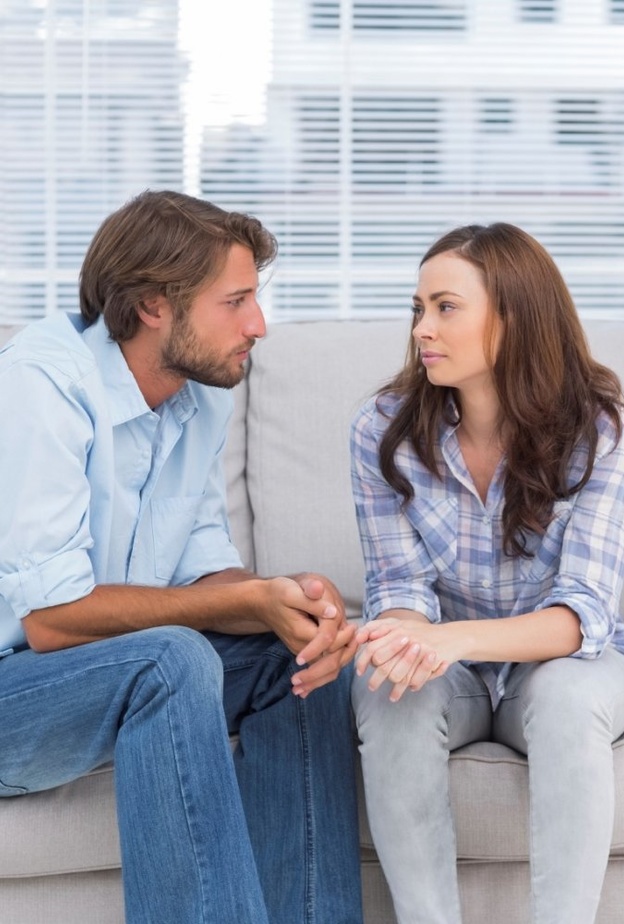 شجعيه على الكلام معك والبوح بما يدور في مكنونات صدره