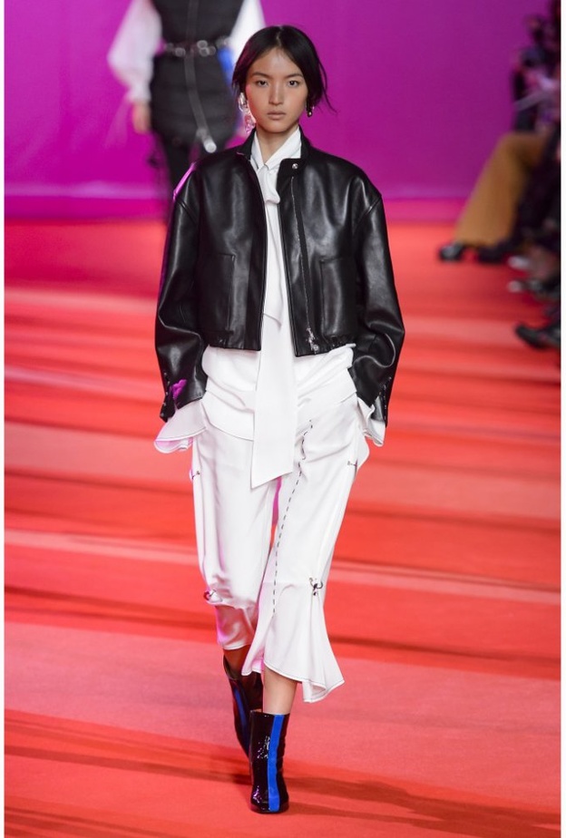 اعتمدي المعاطف بقماشات مختلفة مثل هذا المعطف من فيليب ليم.