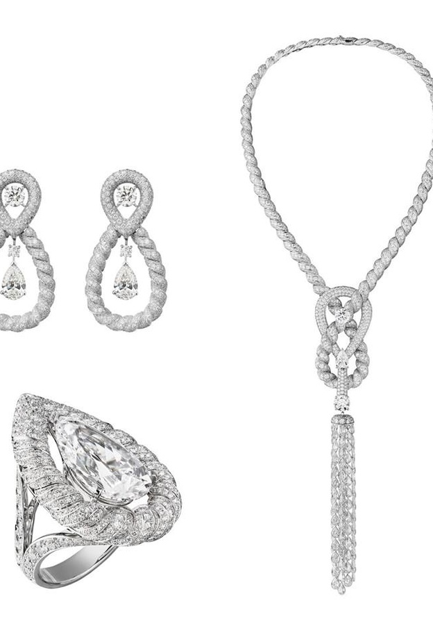 طقم شانيل من الذهب الأبيض والماس