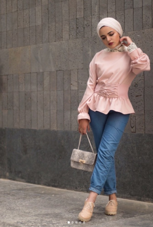 سحر تميزت بأناقتها في اختيار الإكسسوارات مع أزيائها