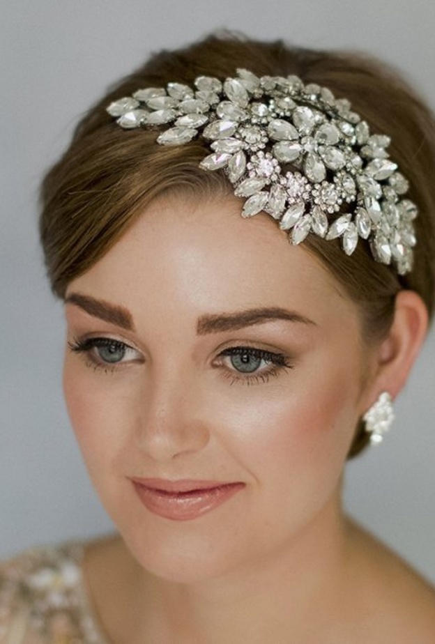 الاكسسورات البراقة و المرصعة بالكريستال تزيد من رقي قصات الشعر القصير