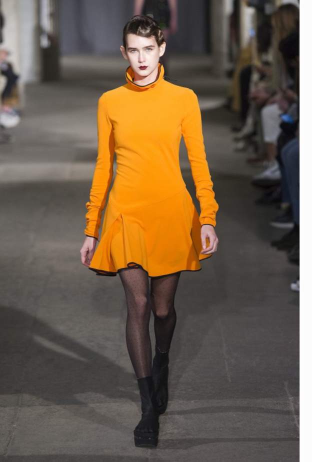 الكساندر وانغ يقدّم مجموعة من الأزياء القصيرة والقماشات النّاعمة لقصيرات القامة