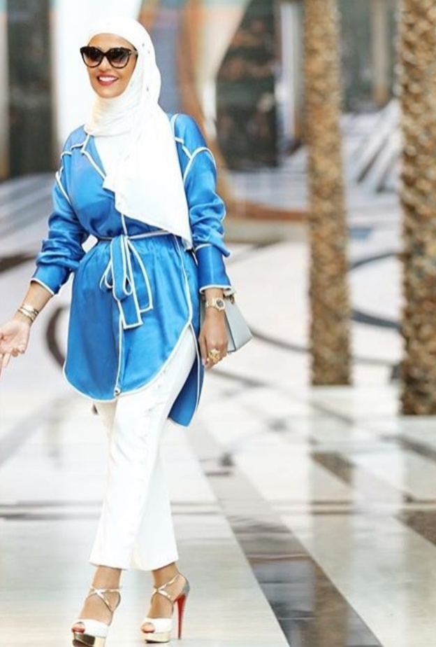 لينا الأسعد بطلة جميلة نسقت فيها لون الحقيبة مع الحجاب