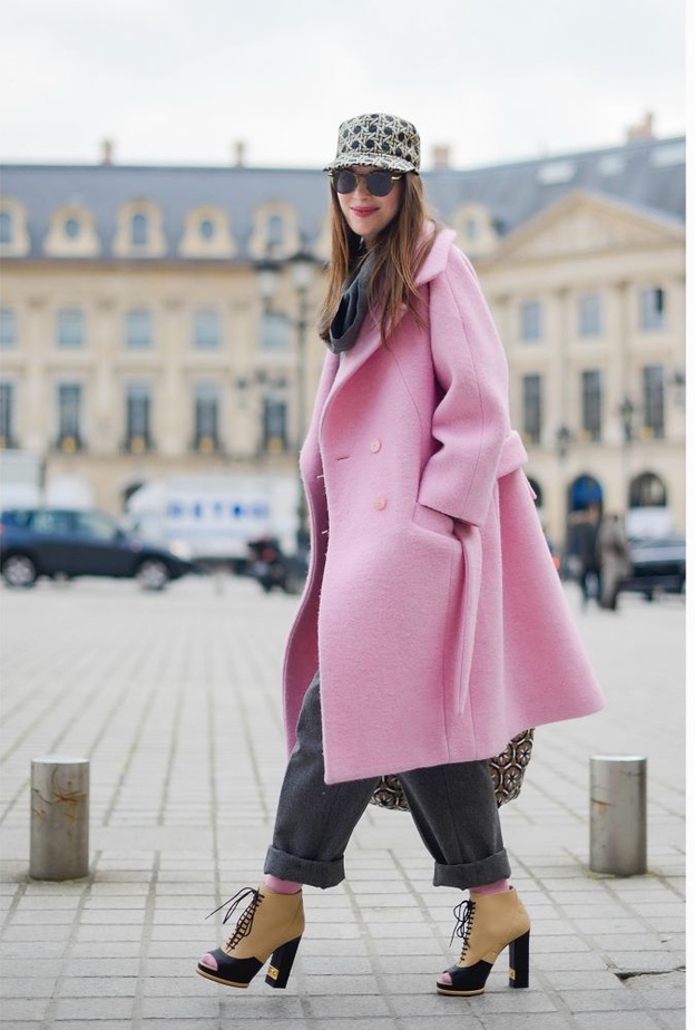 اختاري اللون الزهري على سويتر من الصوف.