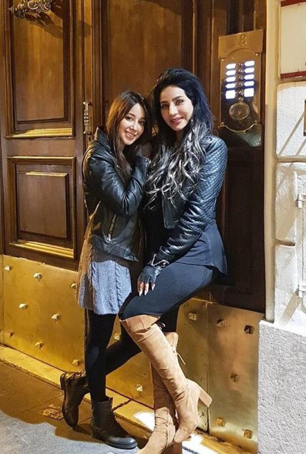 لجين عمران تقضي أوقاتا ممتعه برفقة شقيقتها أسيل في مدينة البندقيه