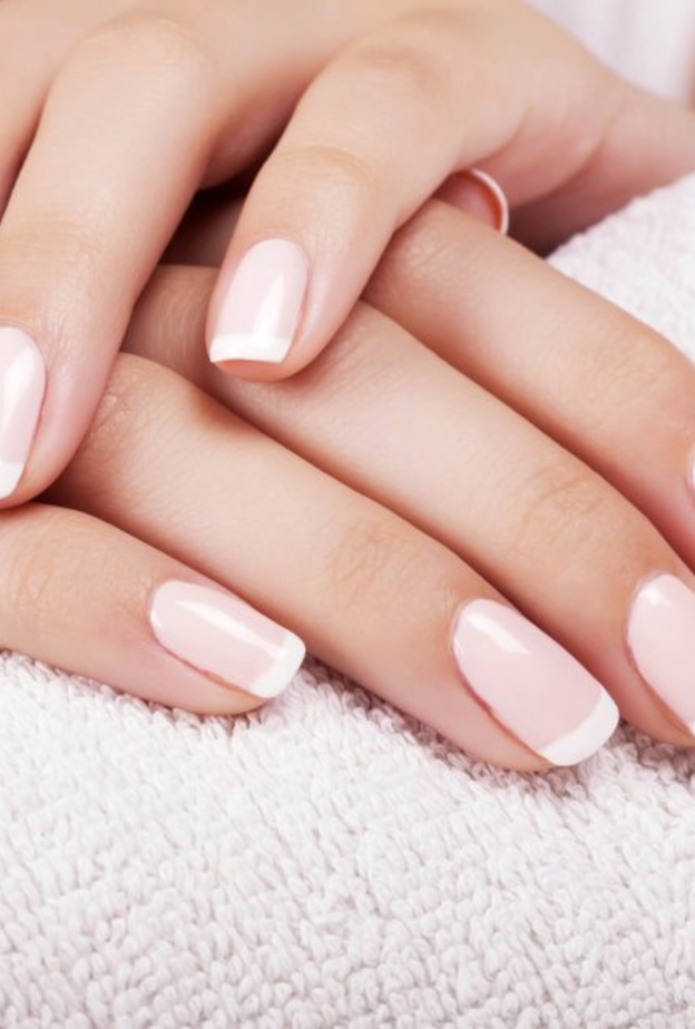 زيت الخروع يعمل على تغذية الأظافر وترطيبها