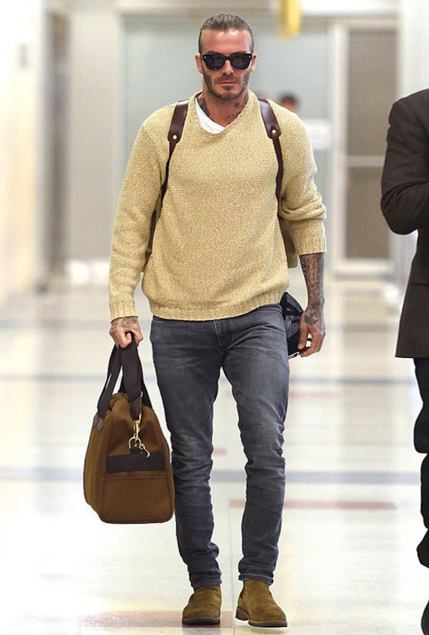 ريان رينولدز اختار كارديغان رمادي مع قميص مطبّع وجينز أسود باطلالة شبابية جذابة