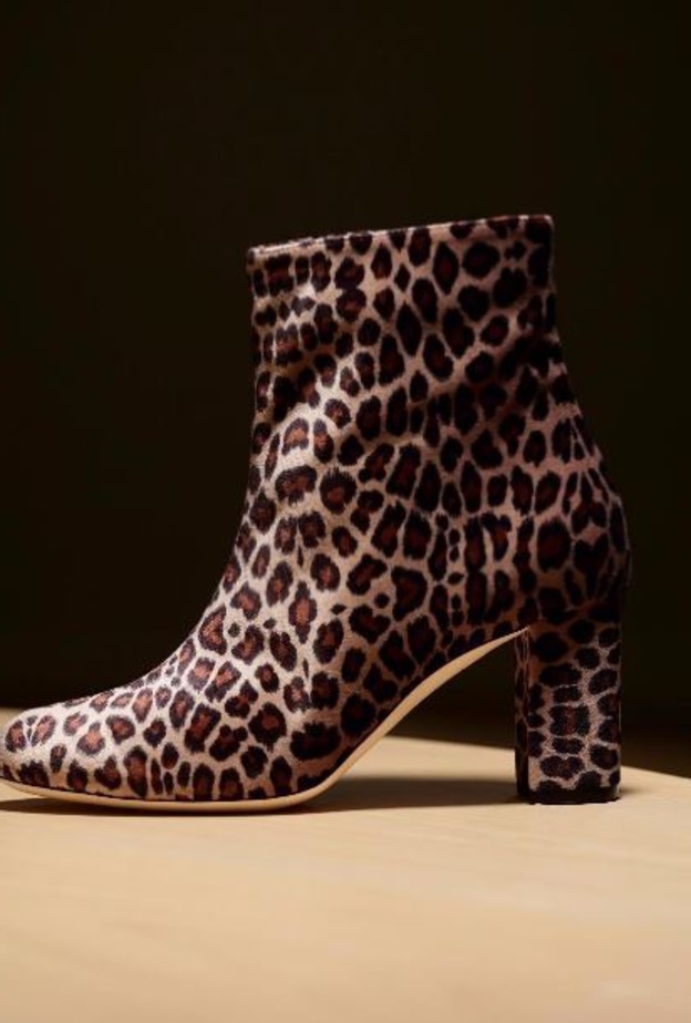 أحذية مميزة بنقشات متعددة 