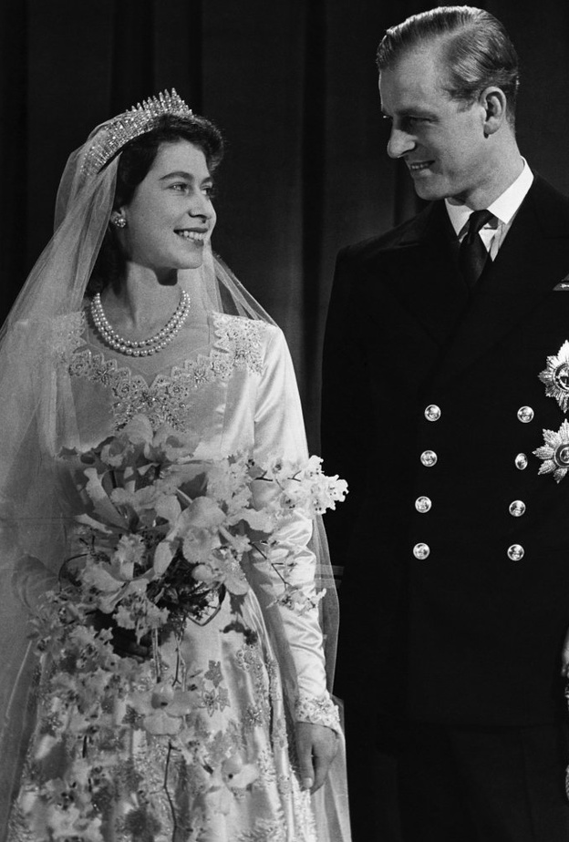 الملكة اليزابيت مع الامير فيليب في سيارة الزفاف