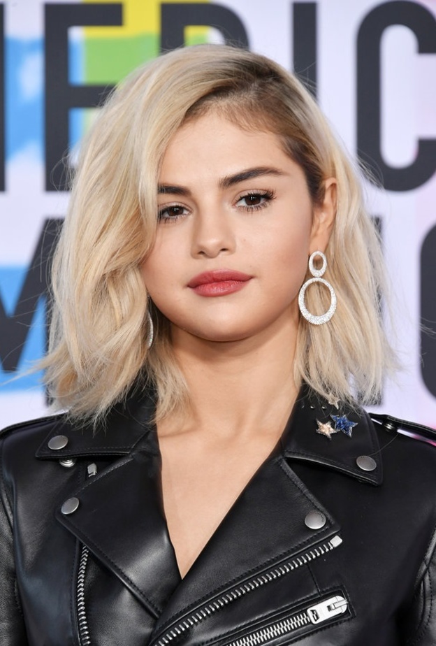 مكياج طبيعي مع خطوط سوداء على الجفون السفلى من Lili Reinhart