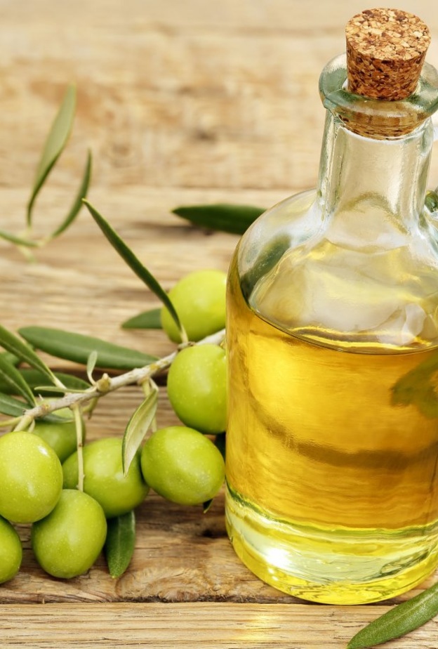 زيت الزيتون يخلص الأذن من الرطوبة