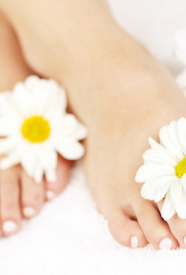 دلكي قدميك بزيت الزيتون يومياً قبل النوم.