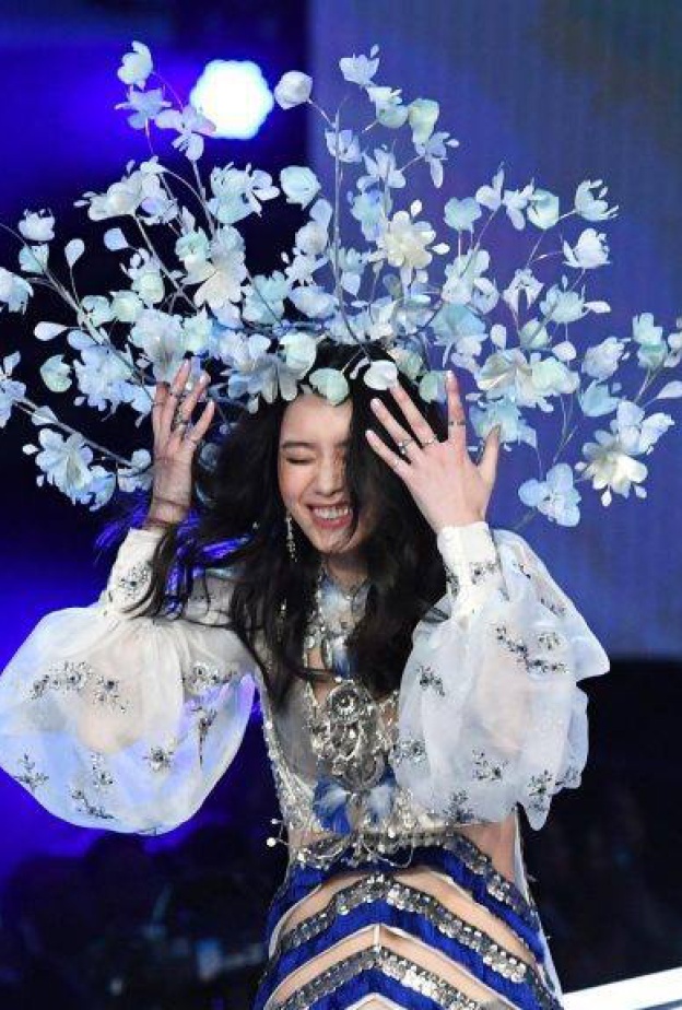 موقف لا يُحسد عليه لعارضة الأزياء Ming Xi بعد تعثرها خلال عرض أزياء فيكتوريا سيكريت بالأمس