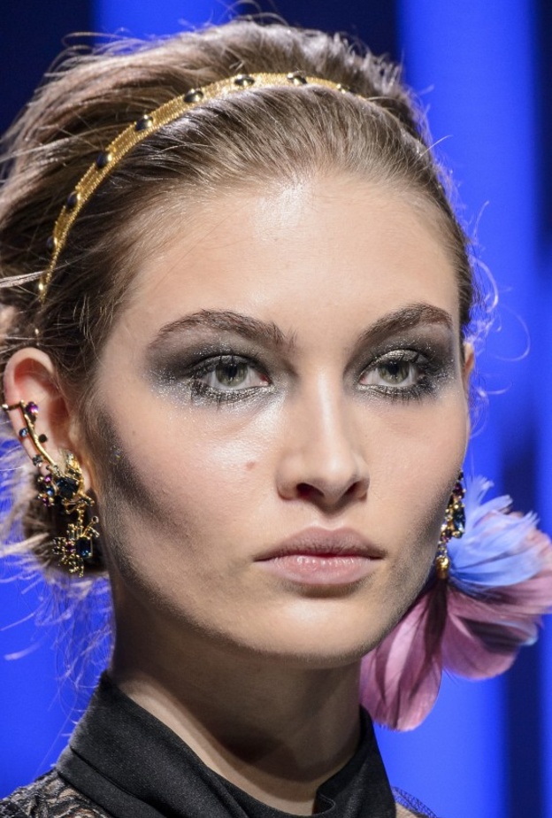 رسم ظلال الجليتر الفضي من دار ايلي صعب Elie Saab