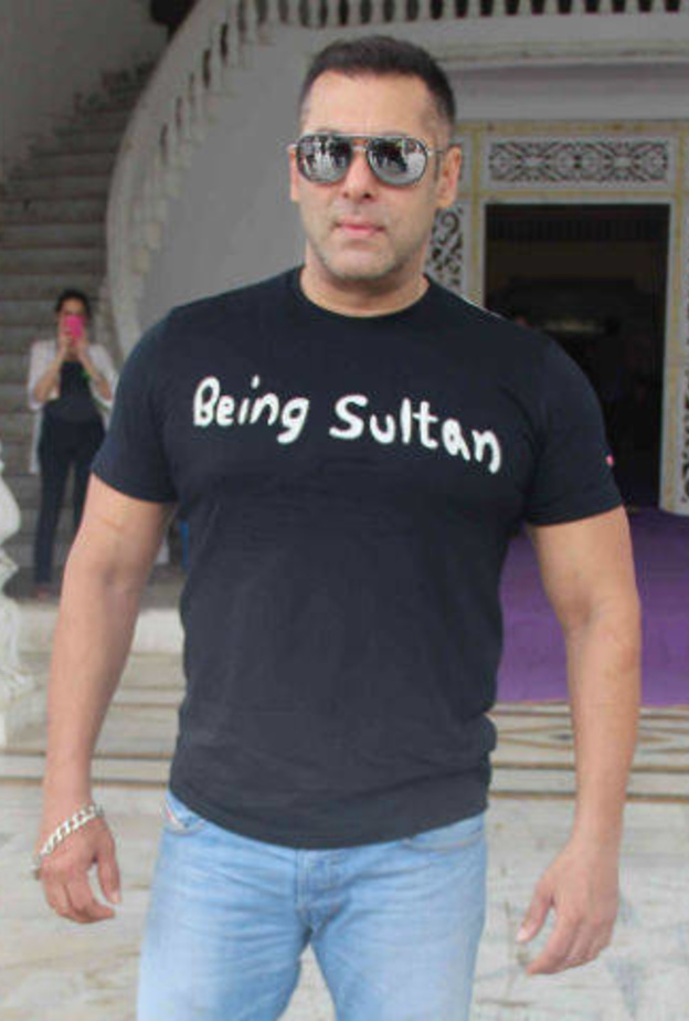 سلمان خان يغني لوالديه وشقيقته الصغرى