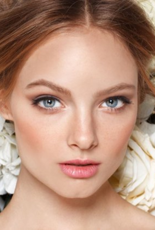 وزعي البودرة فوق الكونسيلر بطريقة الباكنغ لتحصلي على ثباب أكبر