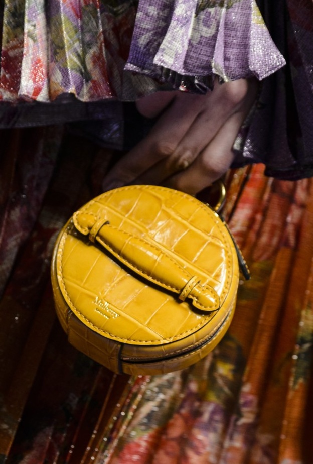 اعتمدي البرتقالي لأكسسواراتك من فيرساتشي