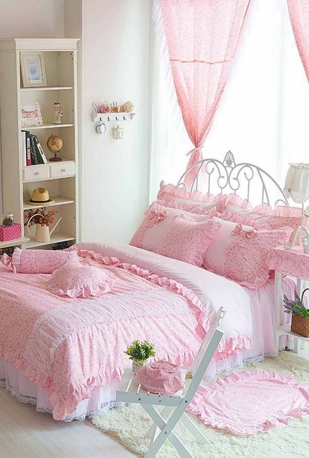 توزيع المخدات الوردية في أنحاء الغرفة