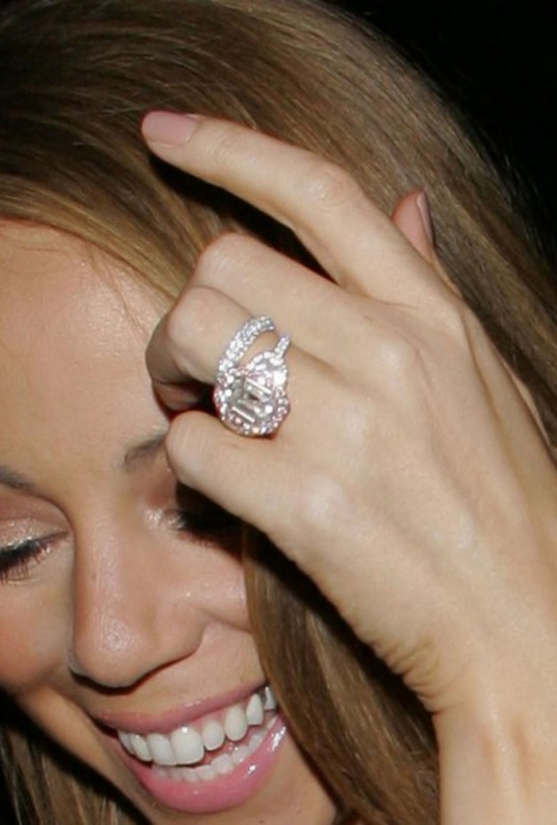 خاتم زفاف ناعم يزينه الزمرد