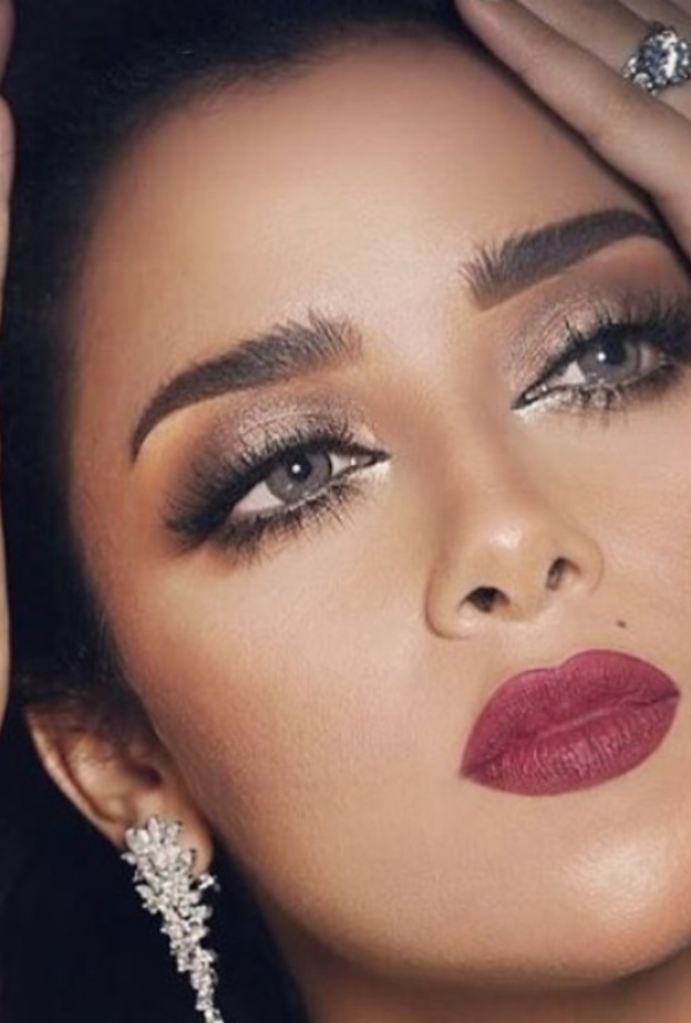 مكياج طبيعي متألق مع رموش كثيفة من بلقيس