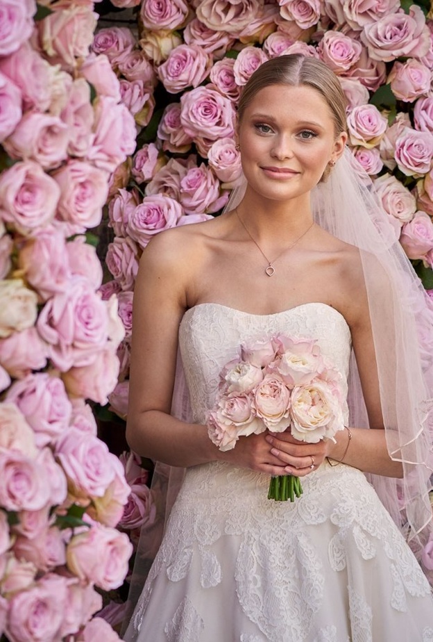 إجعلي زفافك مبهرا بباقات الزهور التي تتوسط طاولات الزفاف