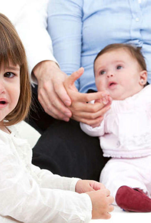 كيف تتعاملين مع الغيرة بين اطفالك
