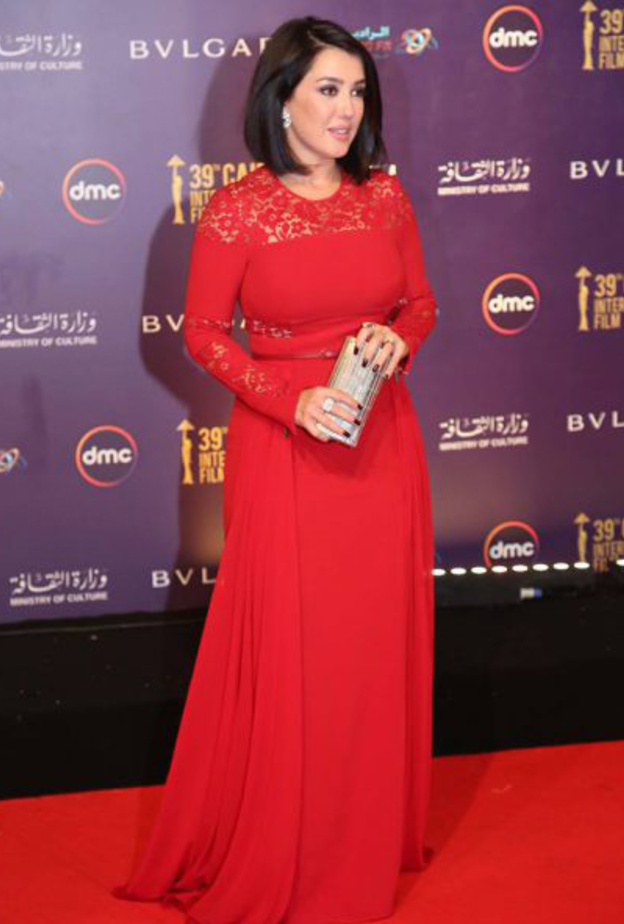 كندة علوش أنيقة في فستان باللون الأحمر اختارته من تصميم ايلي صعب