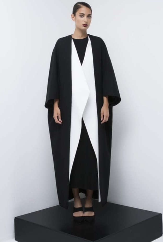 عباية بسيط بقصّة كاجوال باللونين الأبيض والأسود من دار عبايات éclat collection