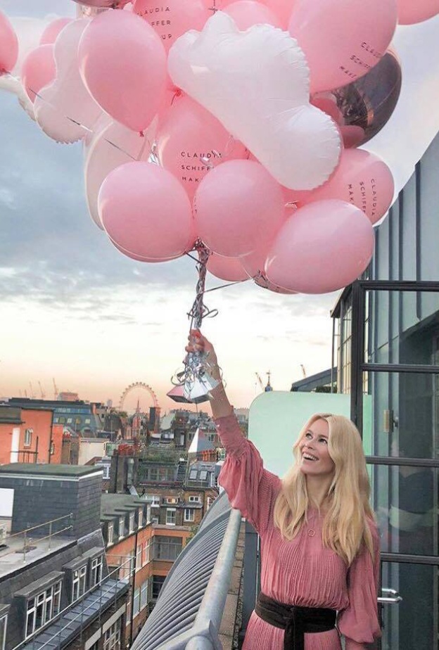 كلوديا شيفر تقضي أوقاتا ممتعة في لندن خلال جولتها للترويج لكتابها